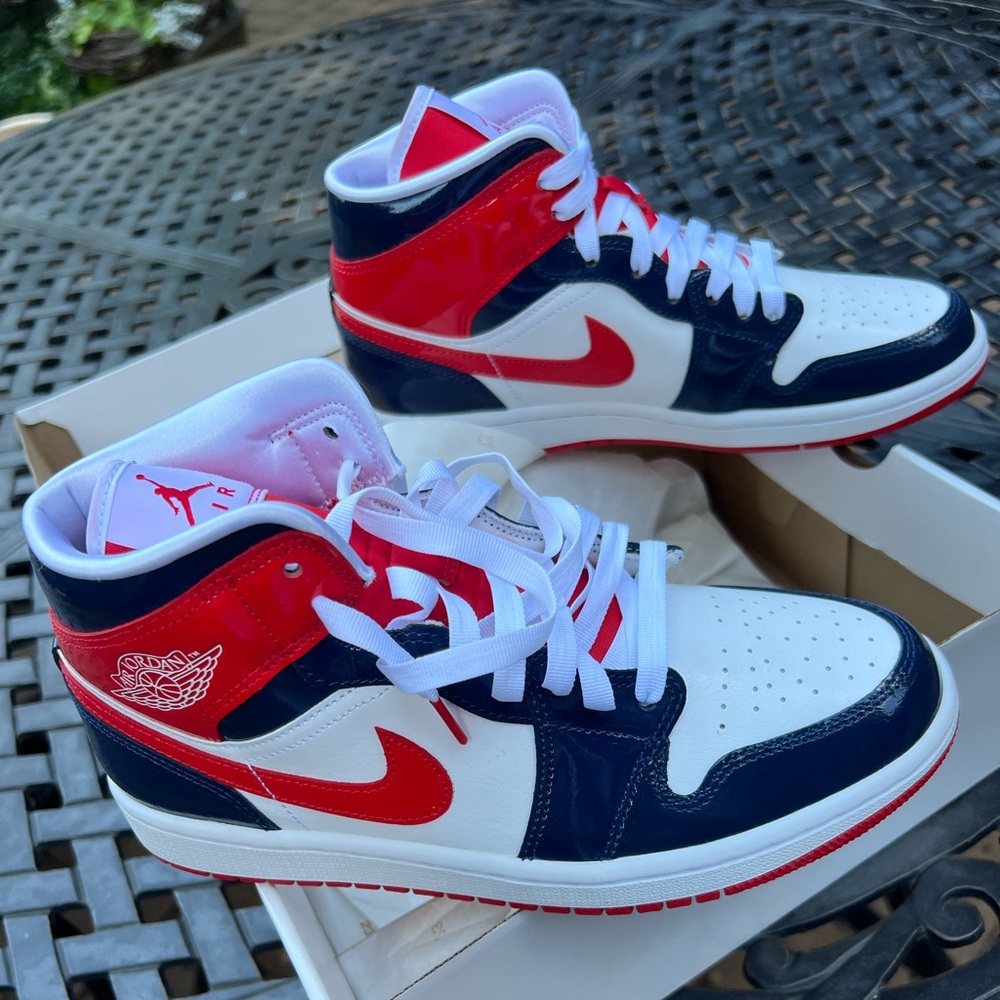 WMNS AIR JORDAN 1 MID SE SIZE 9